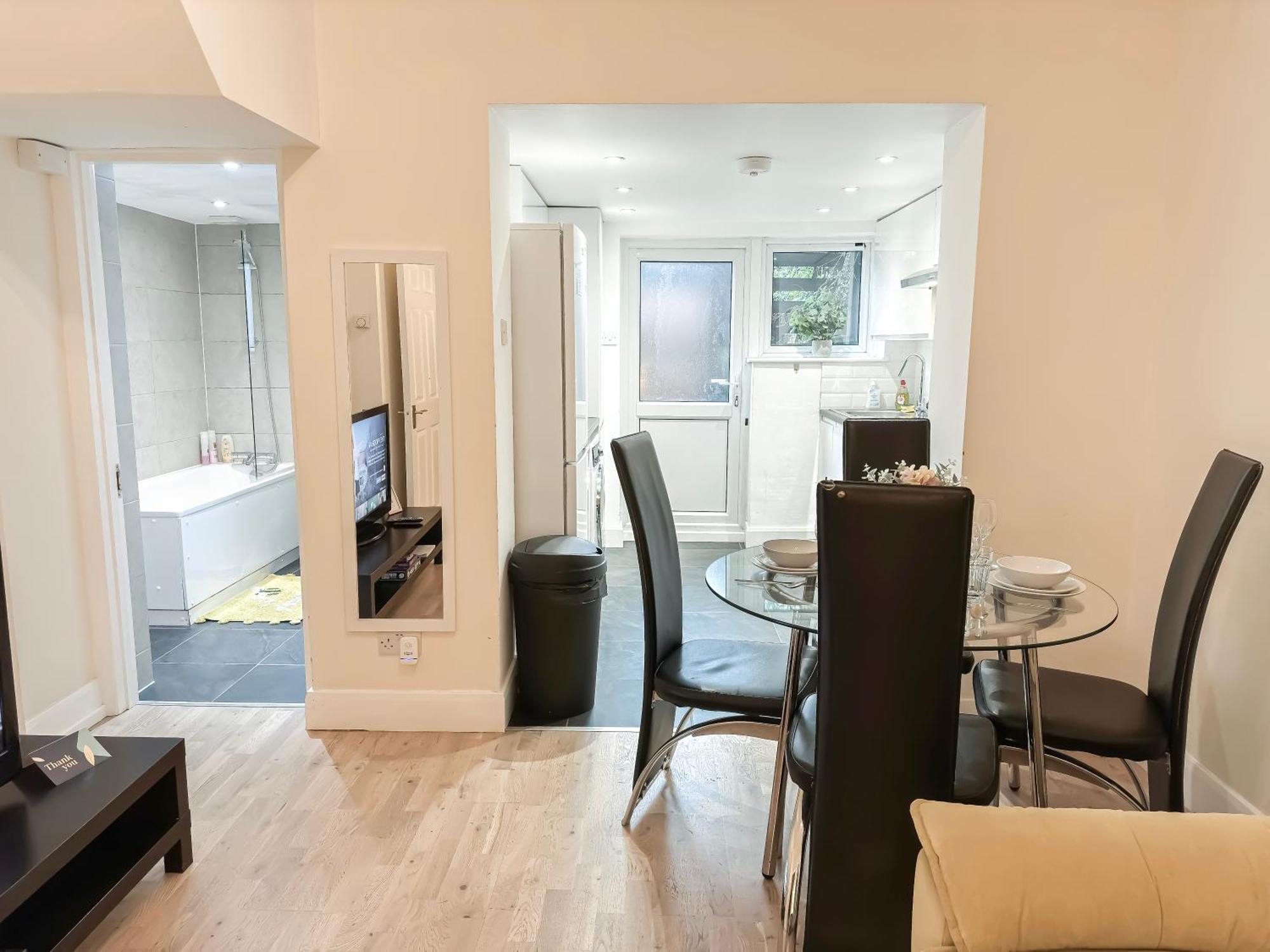 1-Bedroom Flat With Small Garden & Paid Parking In Finsbury Park, Highbury لندن المظهر الخارجي الصورة