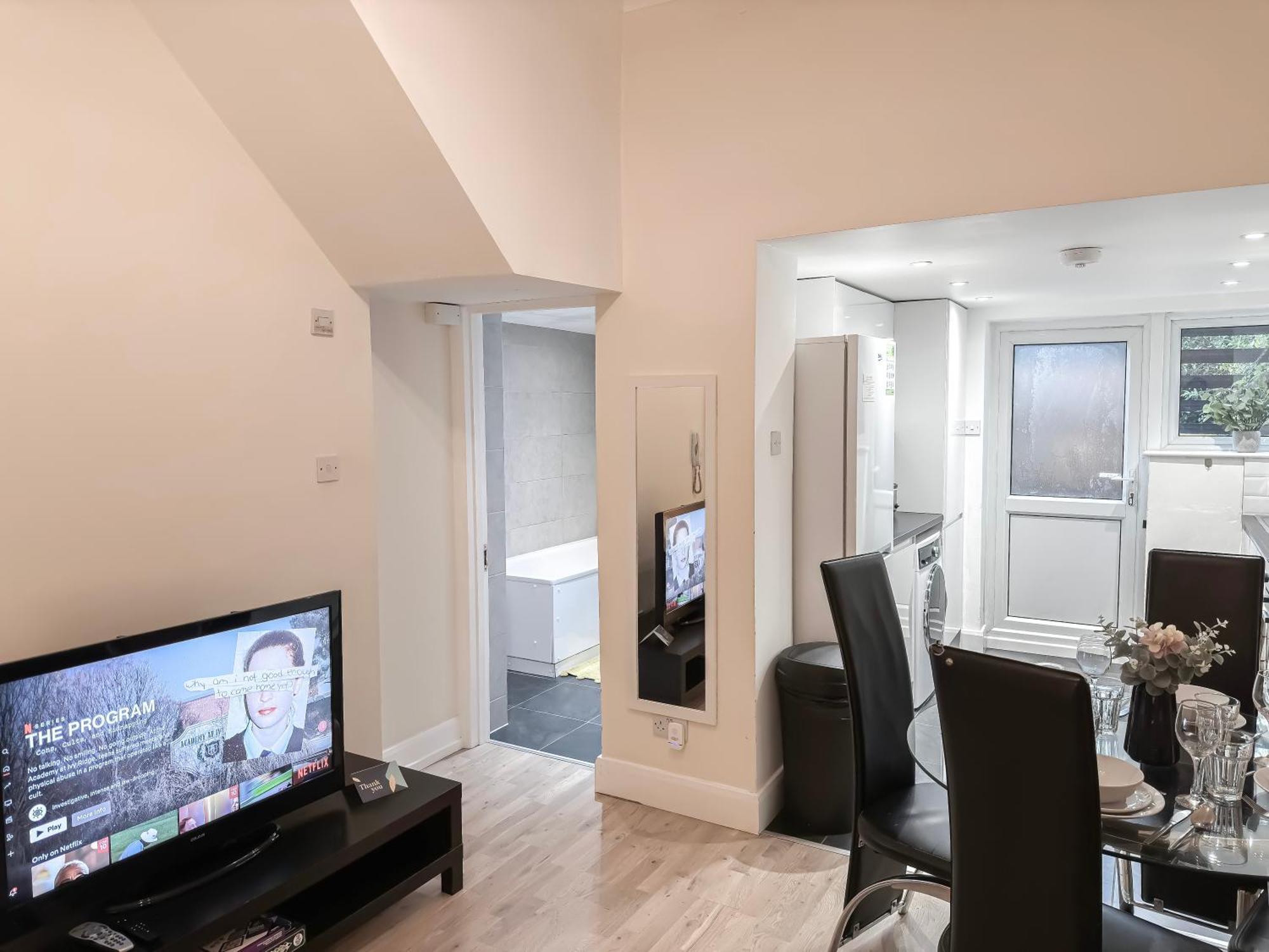 1-Bedroom Flat With Small Garden & Paid Parking In Finsbury Park, Highbury لندن المظهر الخارجي الصورة