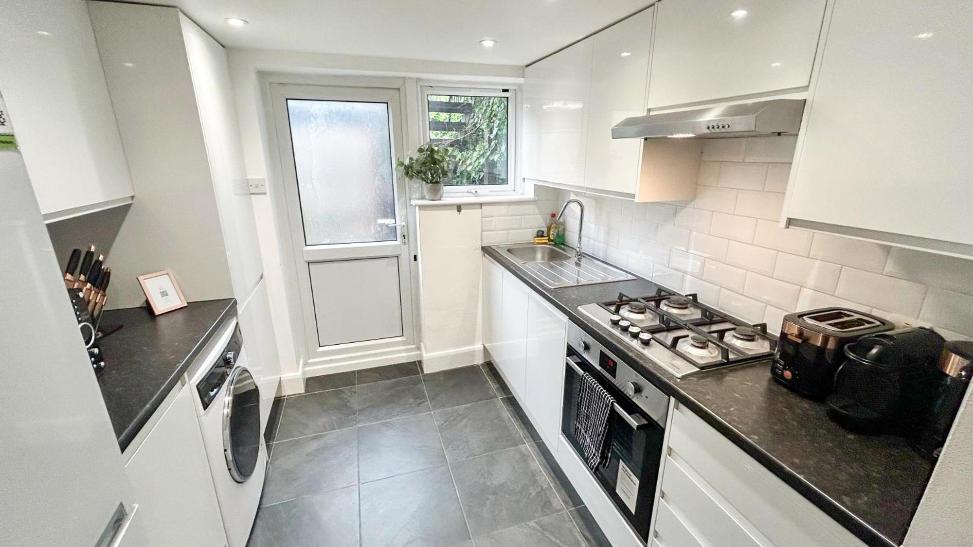 1-Bedroom Flat With Small Garden & Paid Parking In Finsbury Park, Highbury لندن المظهر الخارجي الصورة