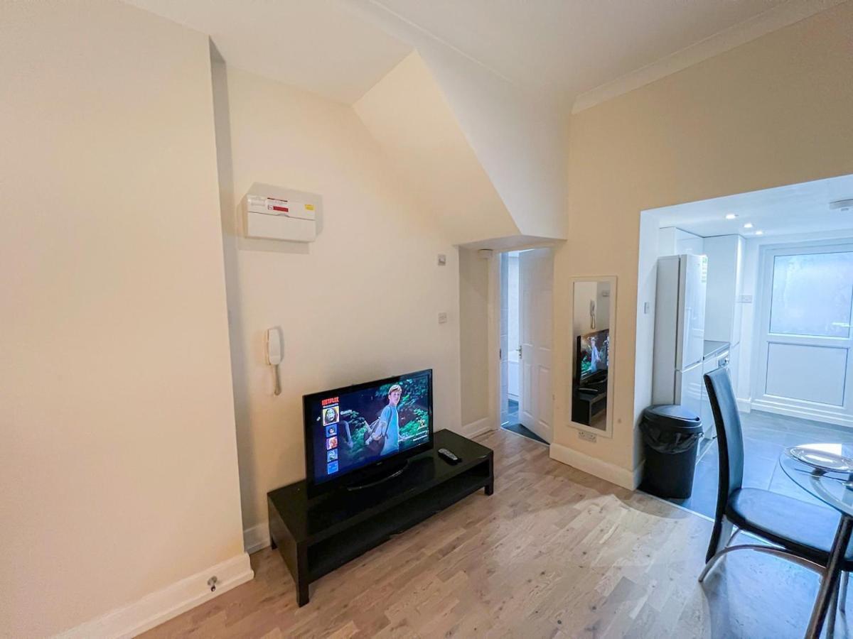 1-Bedroom Flat With Small Garden & Paid Parking In Finsbury Park, Highbury لندن المظهر الخارجي الصورة