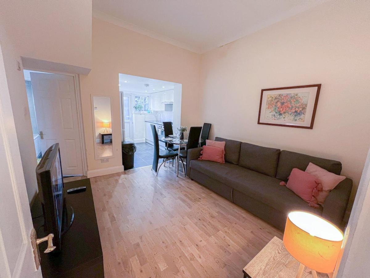 1-Bedroom Flat With Small Garden & Paid Parking In Finsbury Park, Highbury لندن المظهر الخارجي الصورة