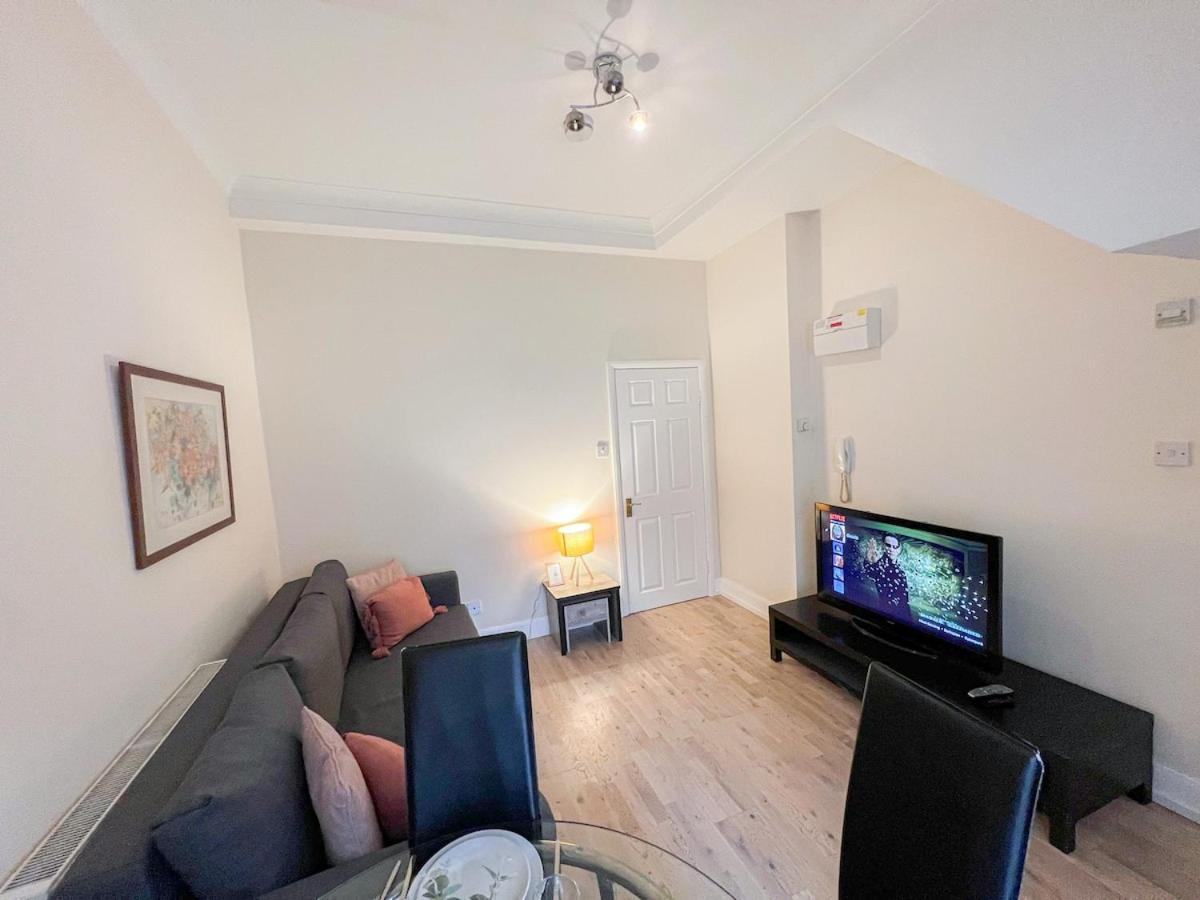 1-Bedroom Flat With Small Garden & Paid Parking In Finsbury Park, Highbury لندن المظهر الخارجي الصورة
