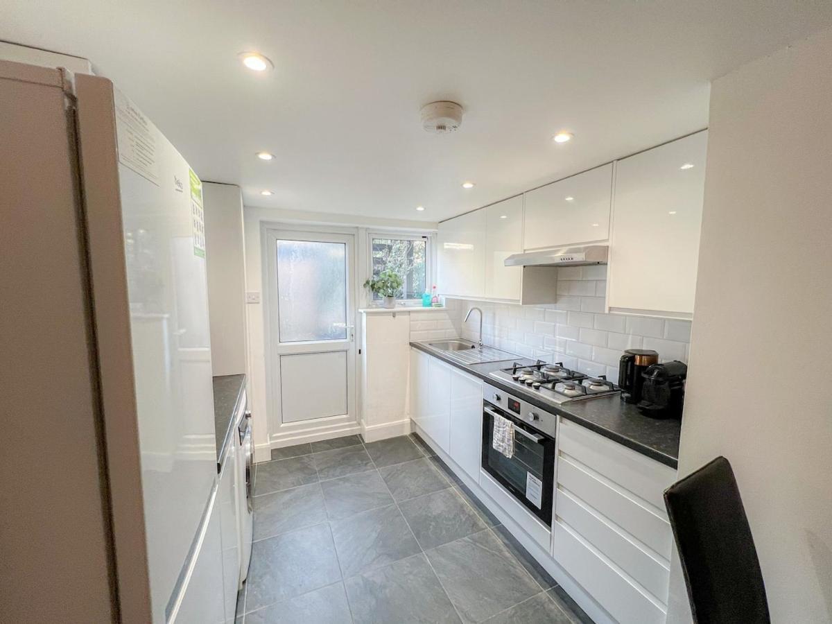 1-Bedroom Flat With Small Garden & Paid Parking In Finsbury Park, Highbury لندن المظهر الخارجي الصورة