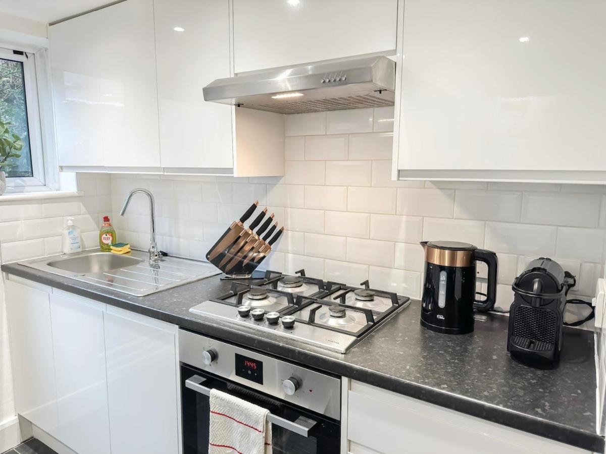 1-Bedroom Flat With Small Garden & Paid Parking In Finsbury Park, Highbury لندن المظهر الخارجي الصورة