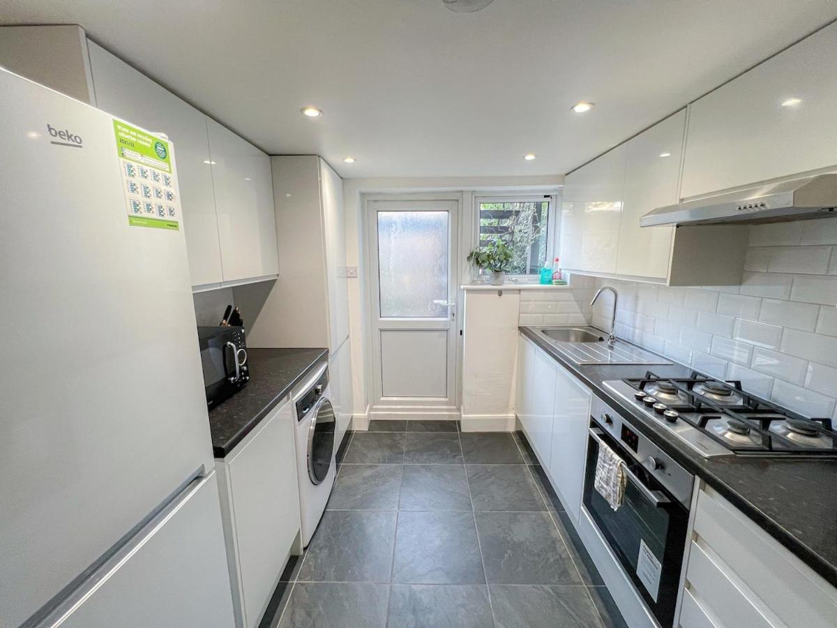 1-Bedroom Flat With Small Garden & Paid Parking In Finsbury Park, Highbury لندن المظهر الخارجي الصورة